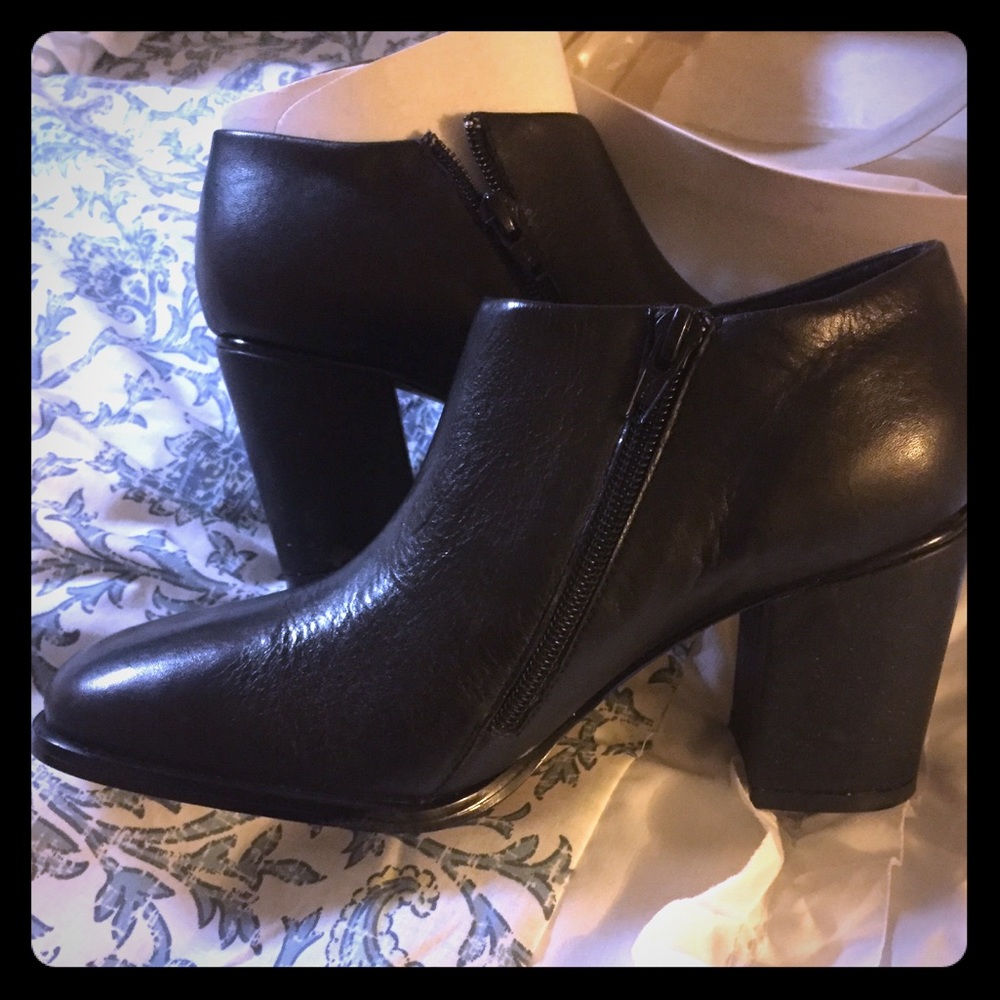 Brand new zip up booties size 71/2